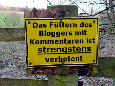 Bild eines gelben Schilds, auf dem 'Blogger füttern verboten' steht.