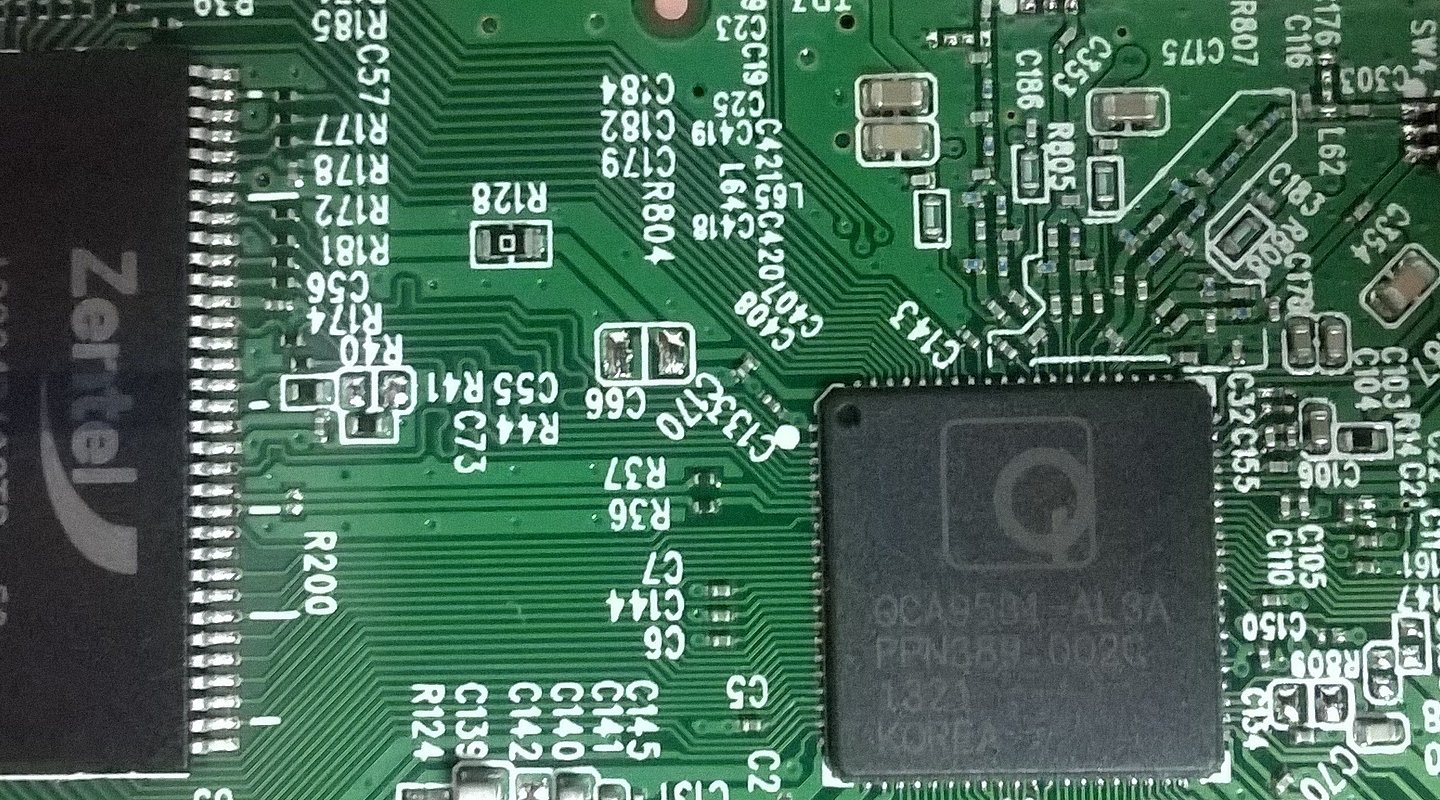 Bild der Platine eines für OpenWrt geeigneten Heimrouters