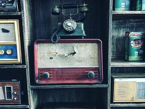 Alte Radios und Telefone