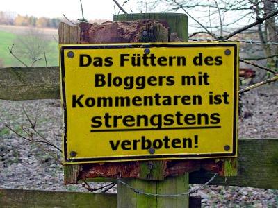 Bild eines gelben Schilds, auf dem 'Blogger fütternewCommentn verboten' steht.
